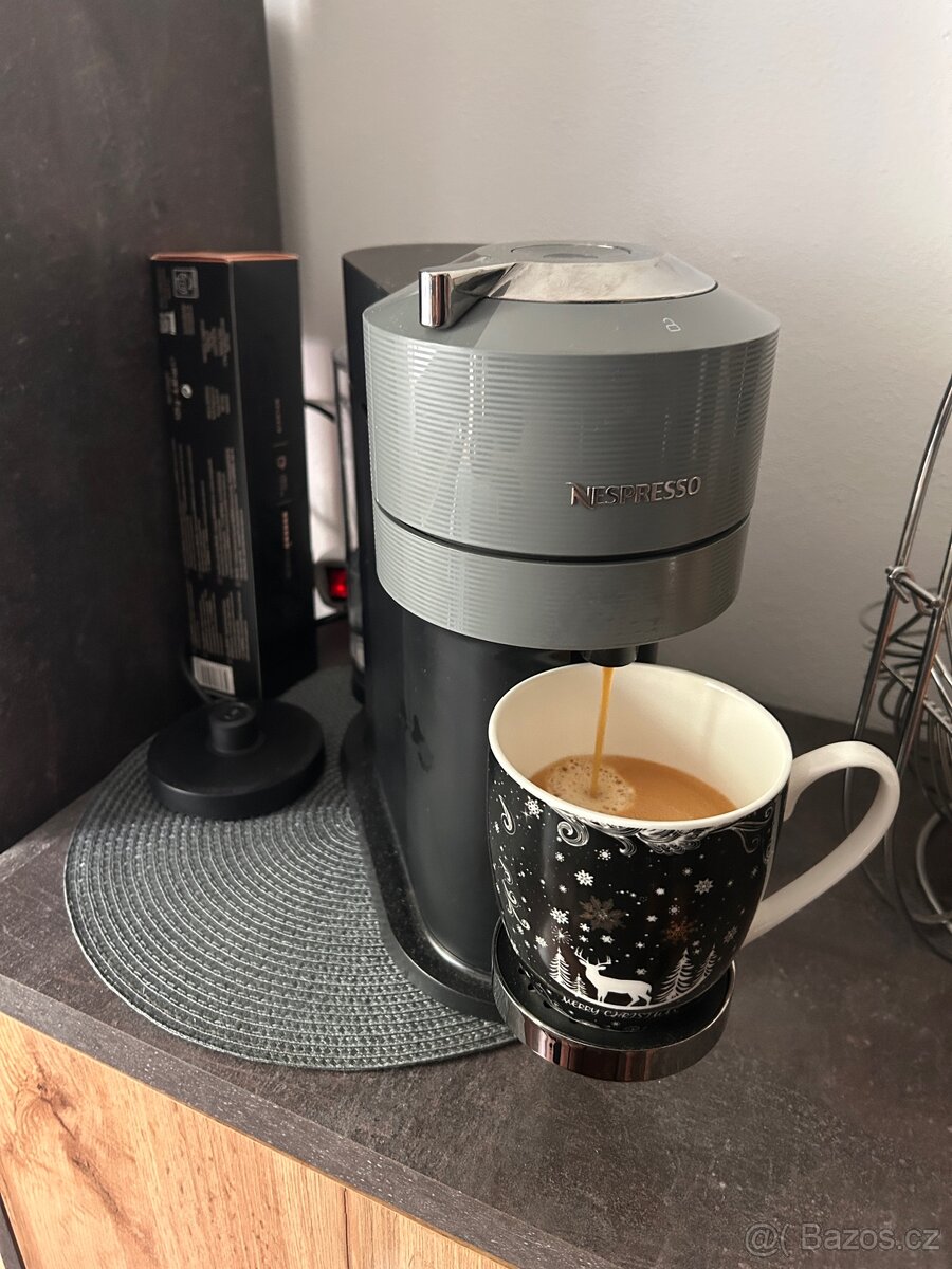 Kávovar Nespresso Vertuo + napěňovač mléka