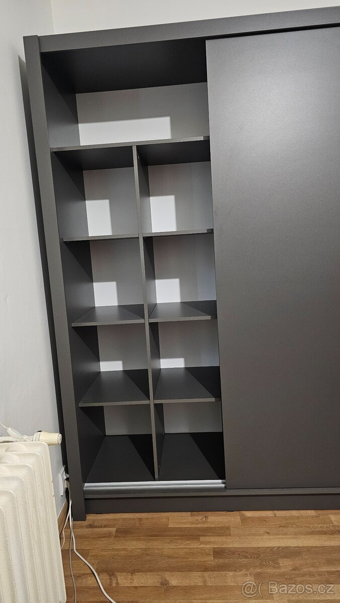 Šatní skříň