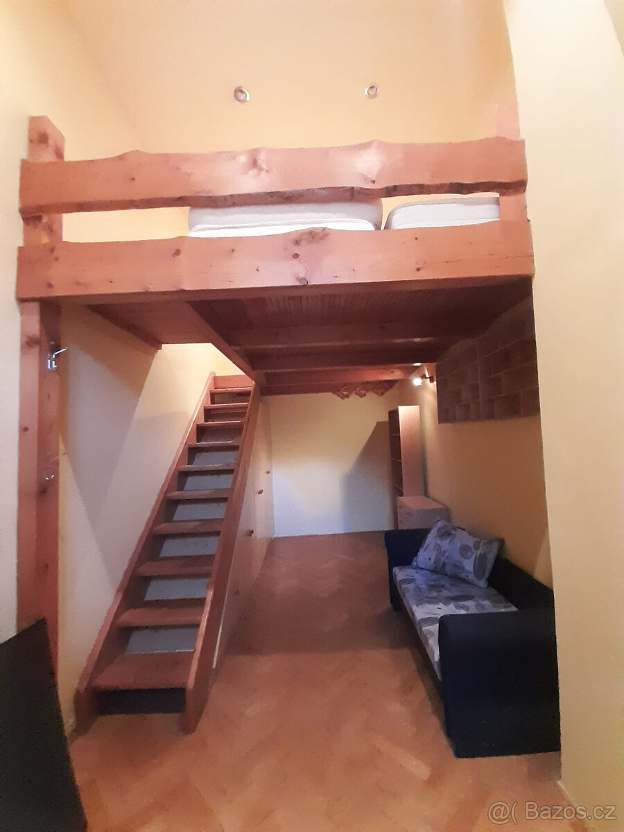 2 postele, pod nimi skříně