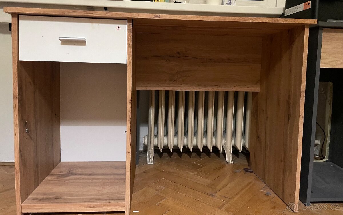 Dva psací stoly a kulatý stůl