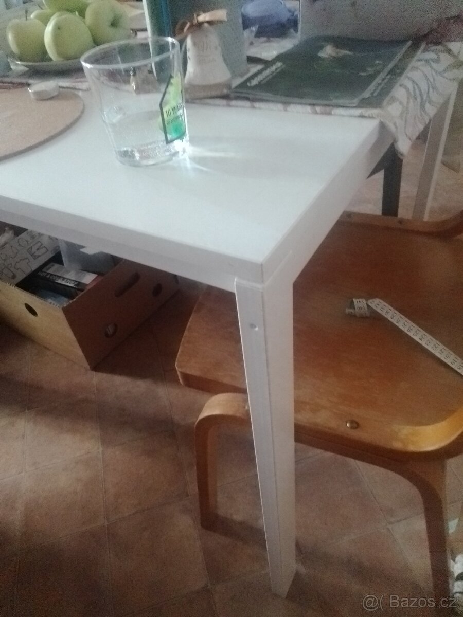Kovový stůl Melltorp