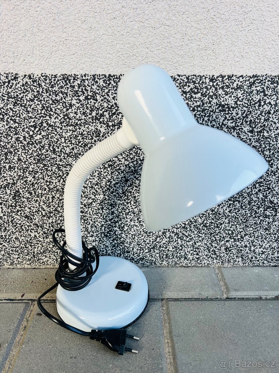 Kovová stolní lampička