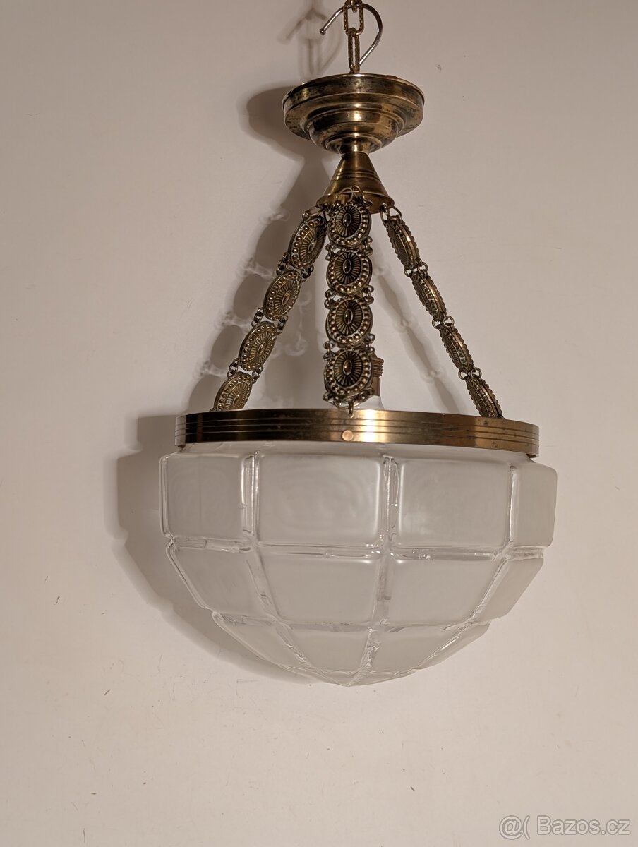mosazný secesní lustr, stropnice, matové uzavřené stínidlo