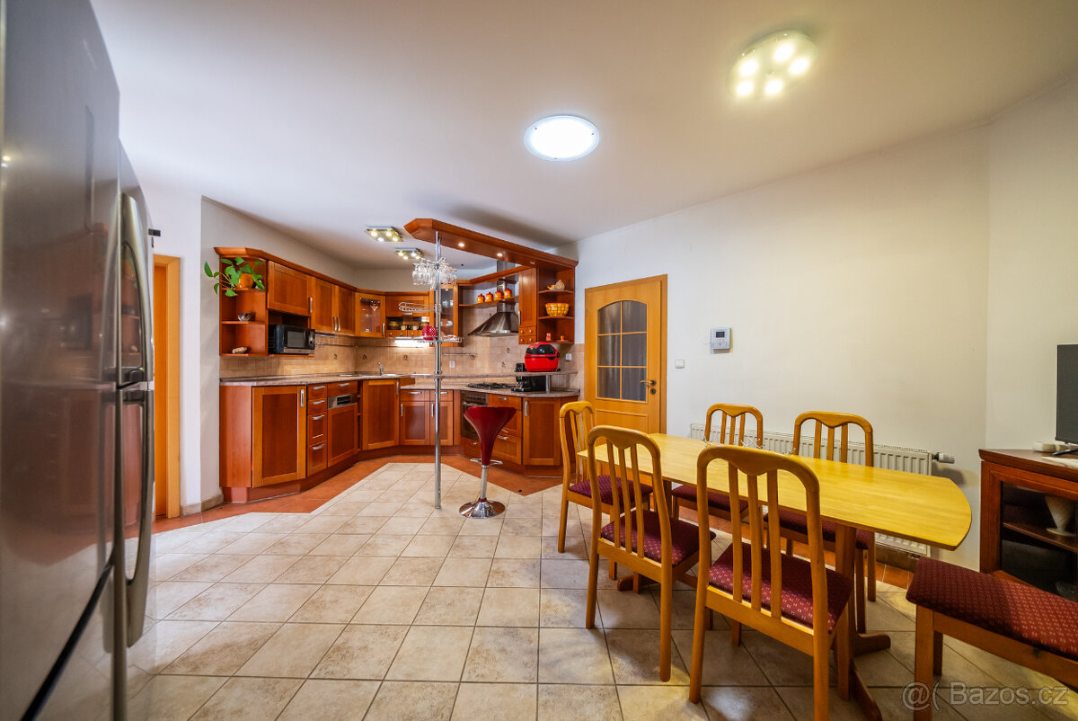 Kuchyň s barovým pultem