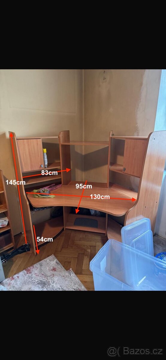 Pracovní stůl se spoustou úložného prostoru