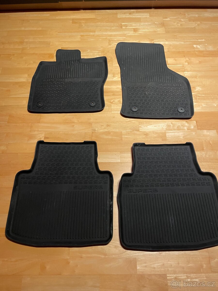 Kompletni sada 4 gumových koberců ŠKODA SUPERB III 3V3