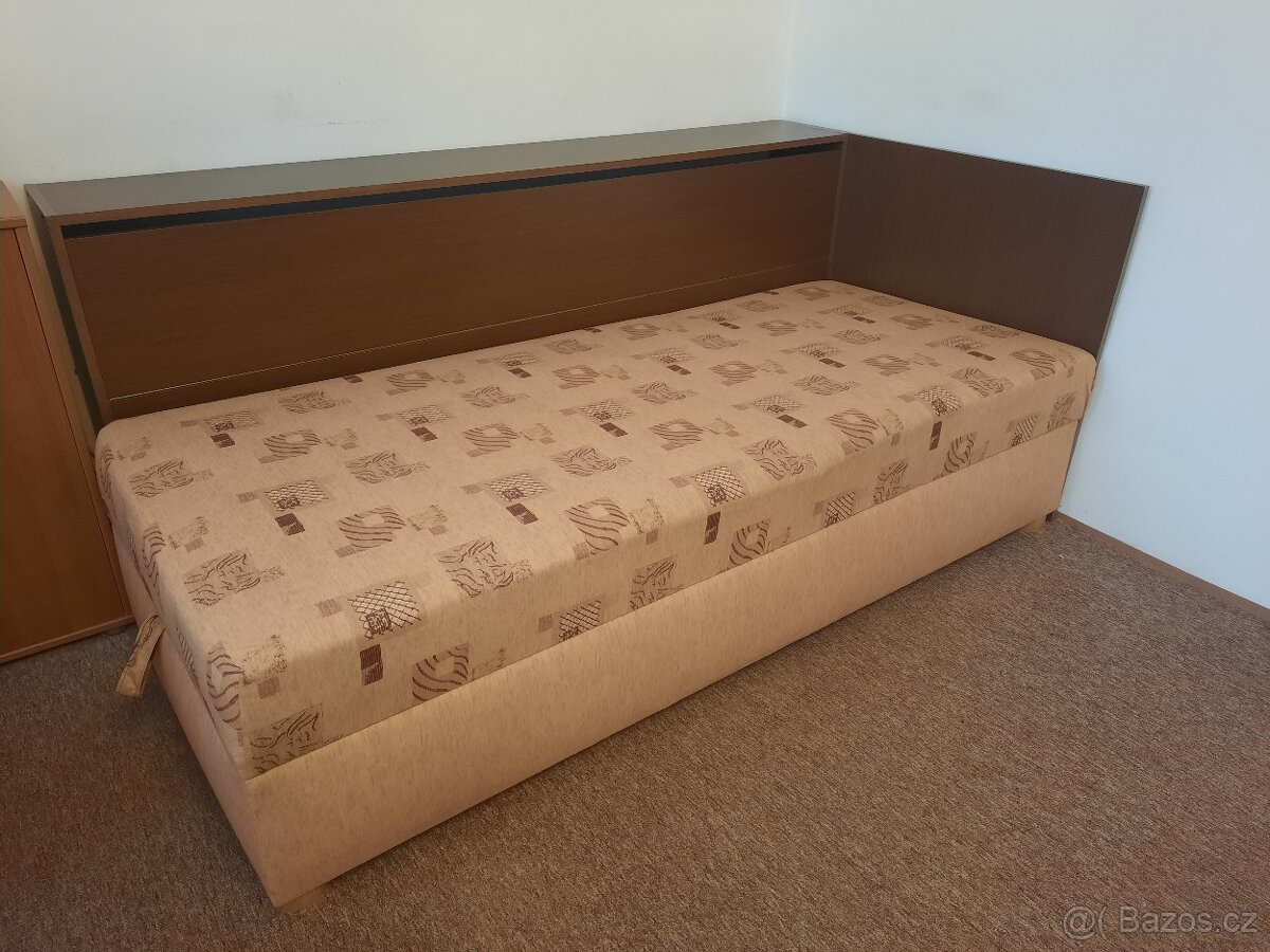 Postel s úložným prostorem a peřináčem
