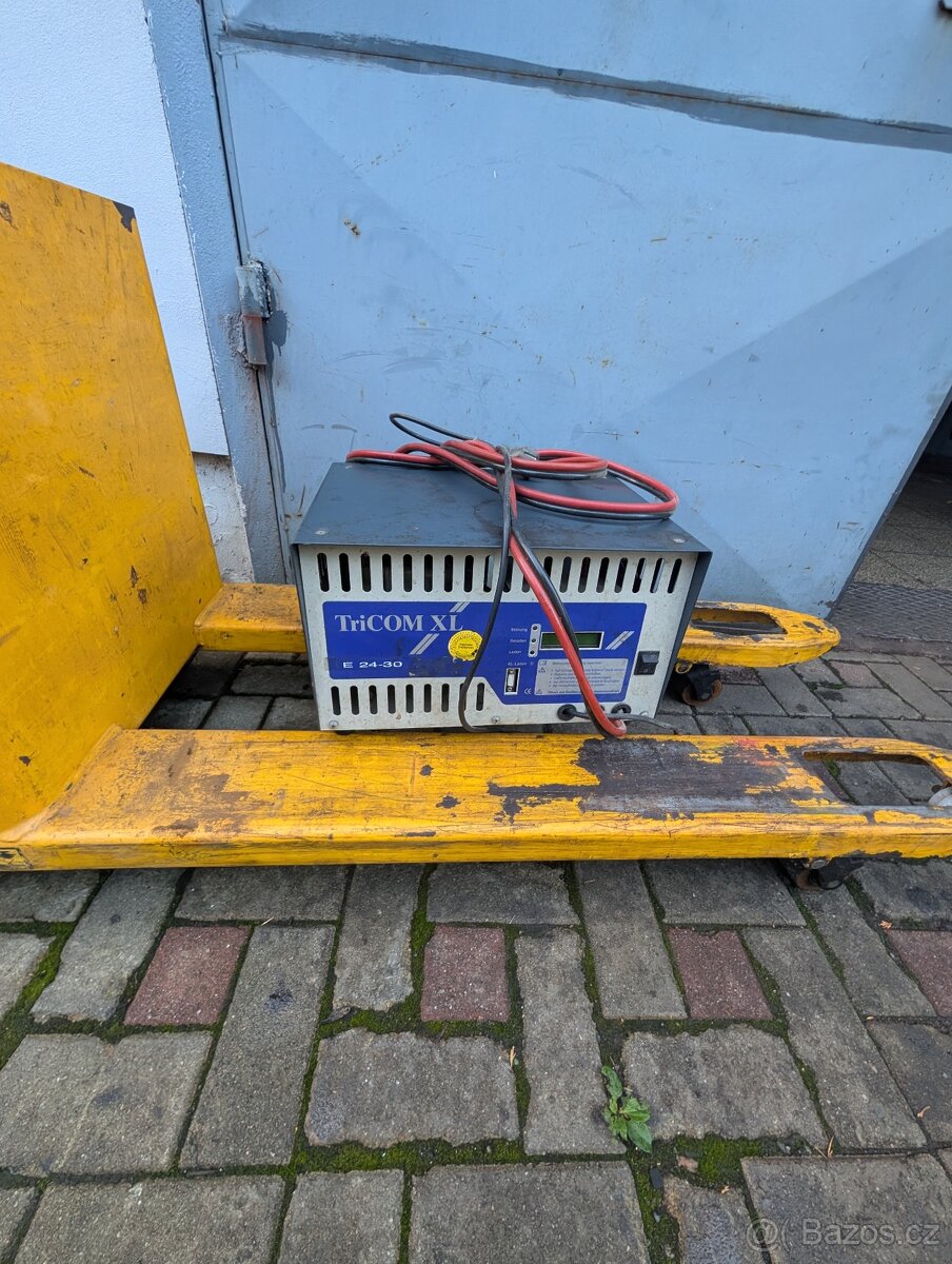 nabíječ trakčních baterií 24V 30A TriCOM
