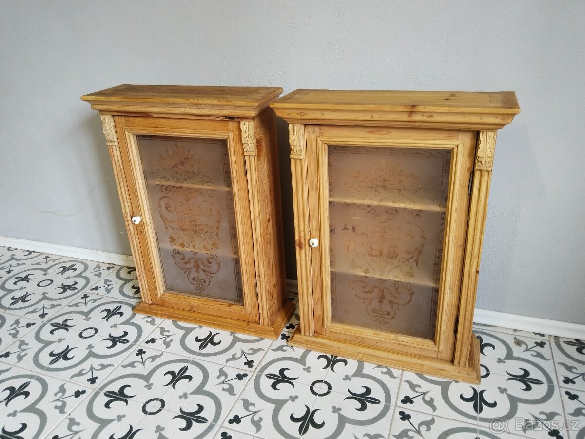 Stará, prosklená skříňka po renovaci 2 ks