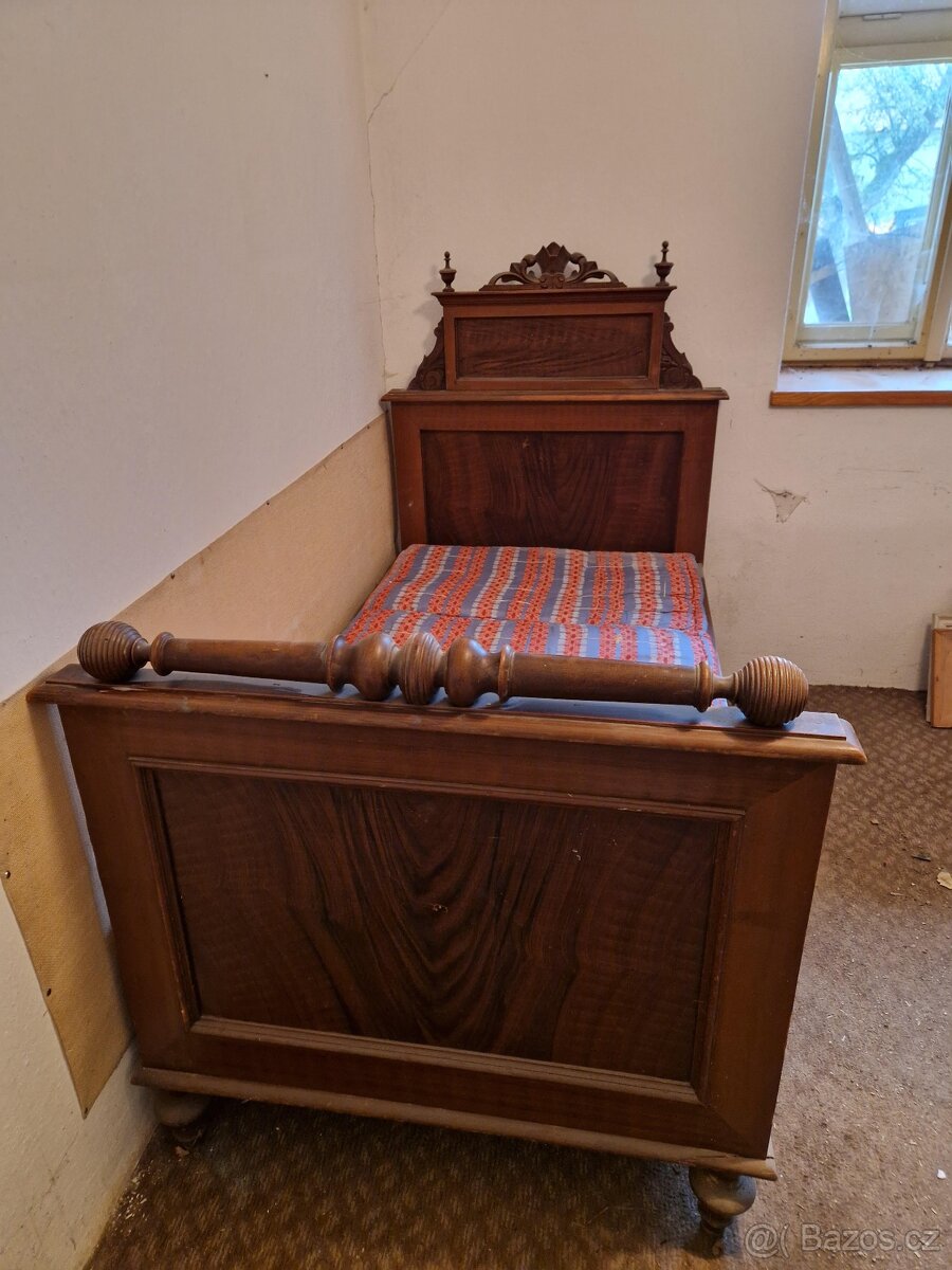 Příborník a postel