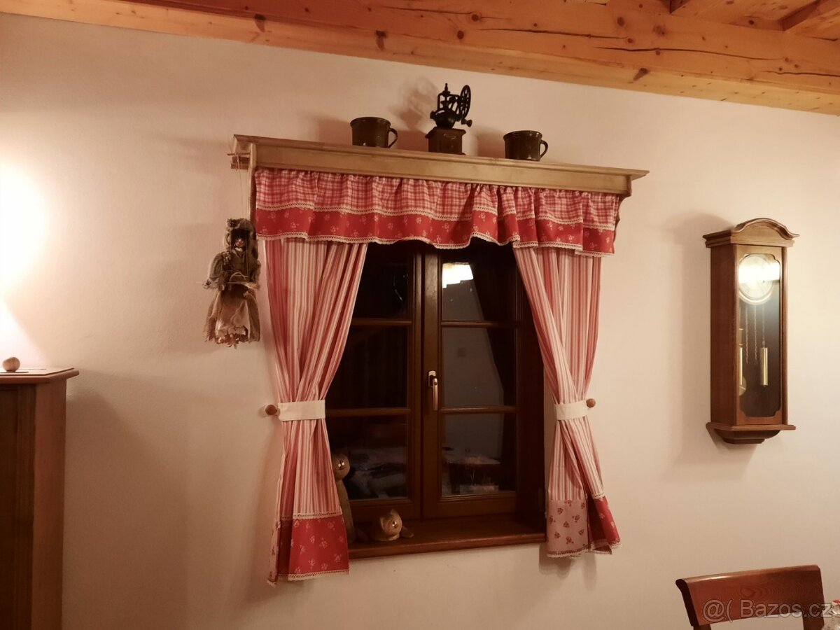 Dřevěná garnýž z masivu s policí na míru.