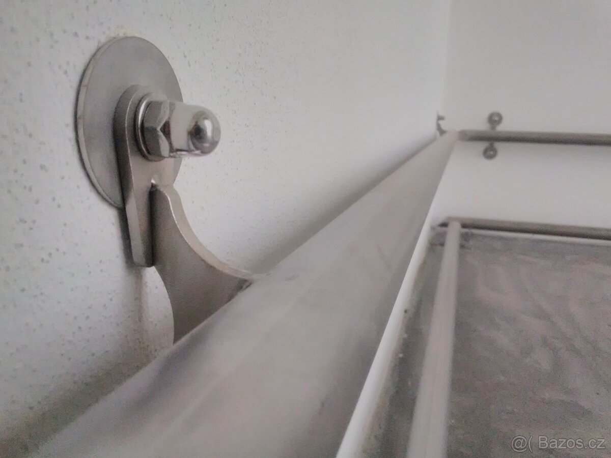 Nerezové madlo i ochranný nárazník do technické místnosti