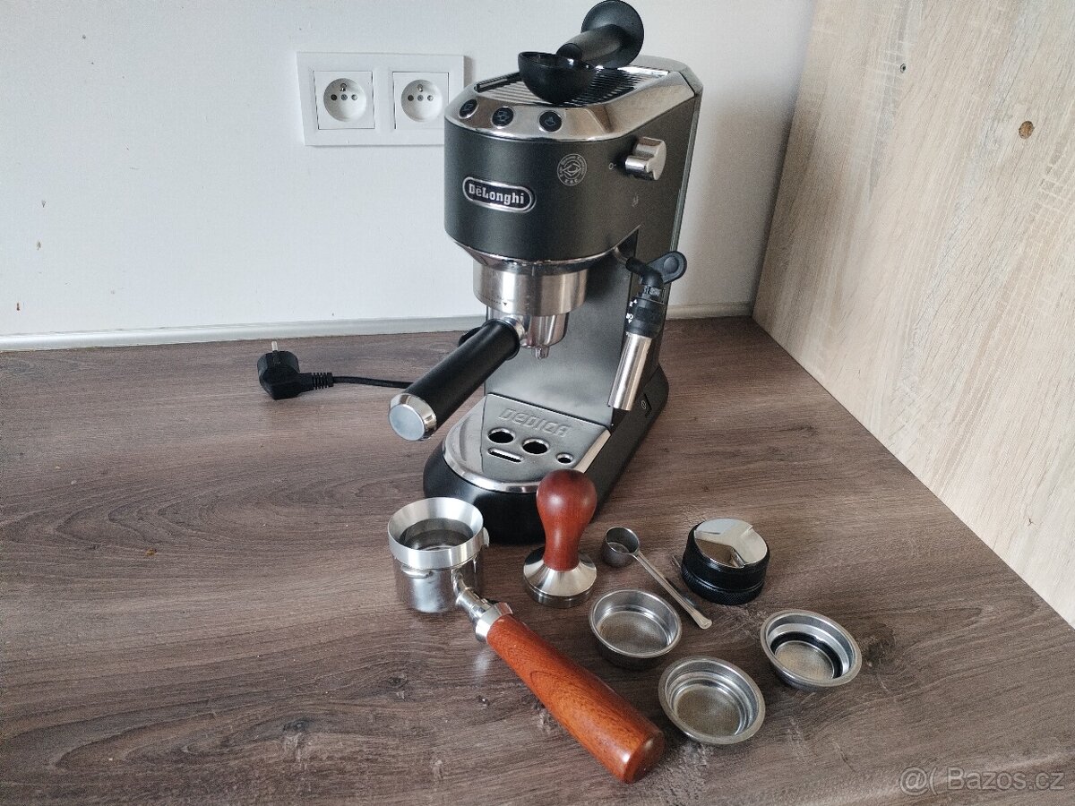 Kávovar De'Longhi Dedica Style EC 685 BK