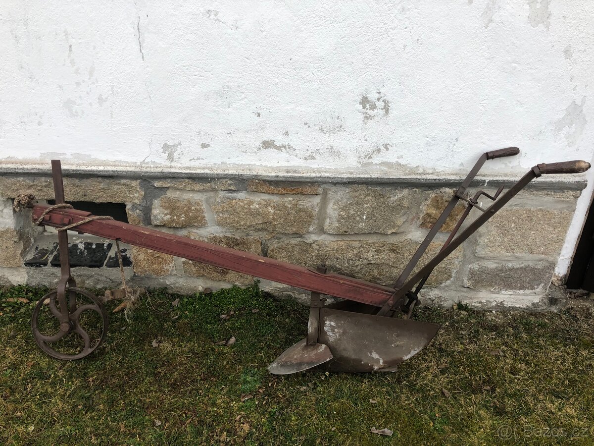 Pluh ruční s kolečkem, rádlo