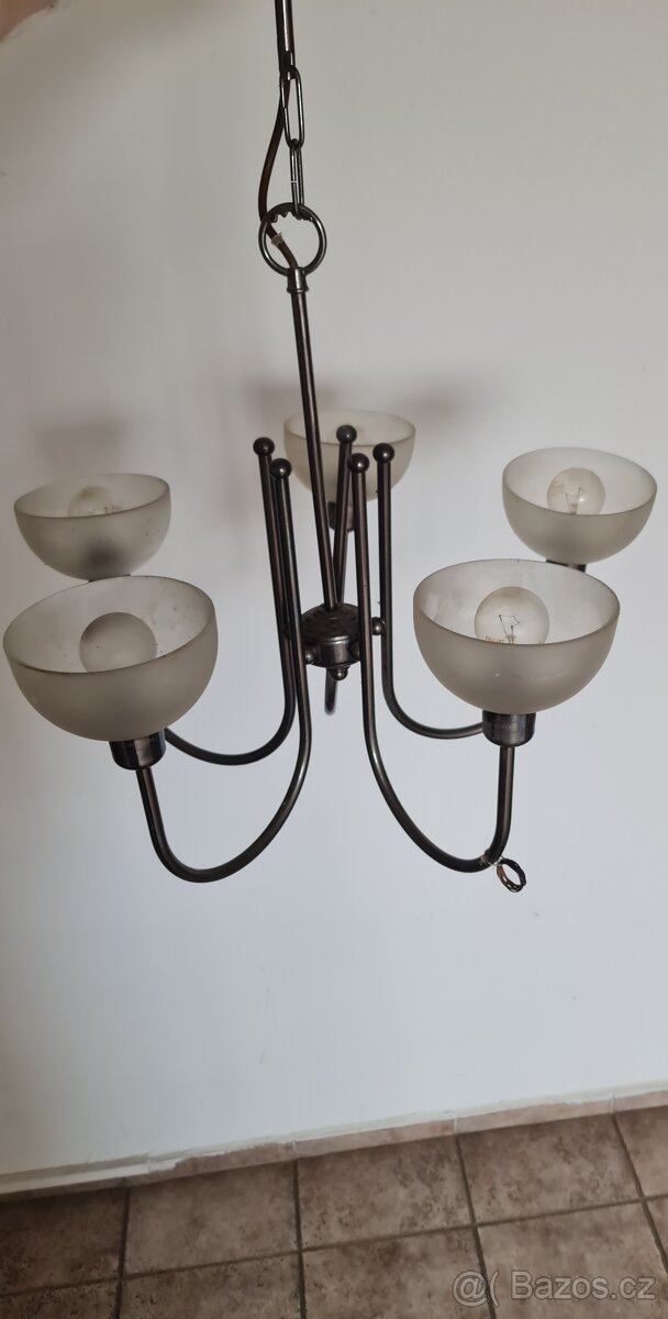 Pětiramenný kovový lustr