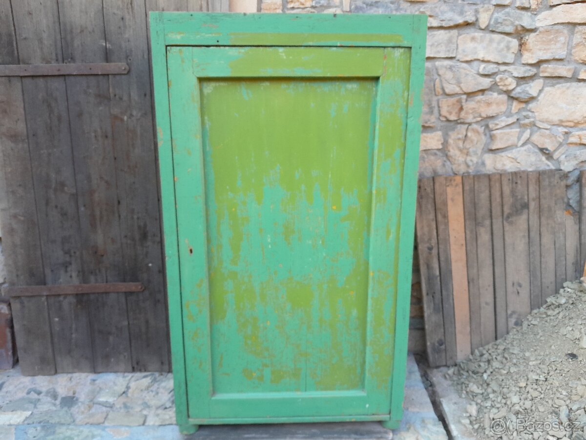 Dřevěná šatní skříň antik