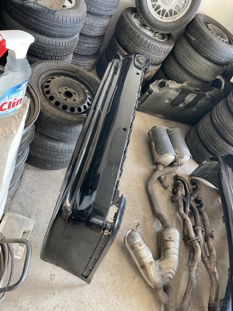 BMW E39 zadní originál nárazník touring pro tažné + PDC