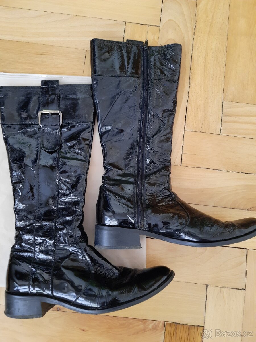 Černé lakované kozačky