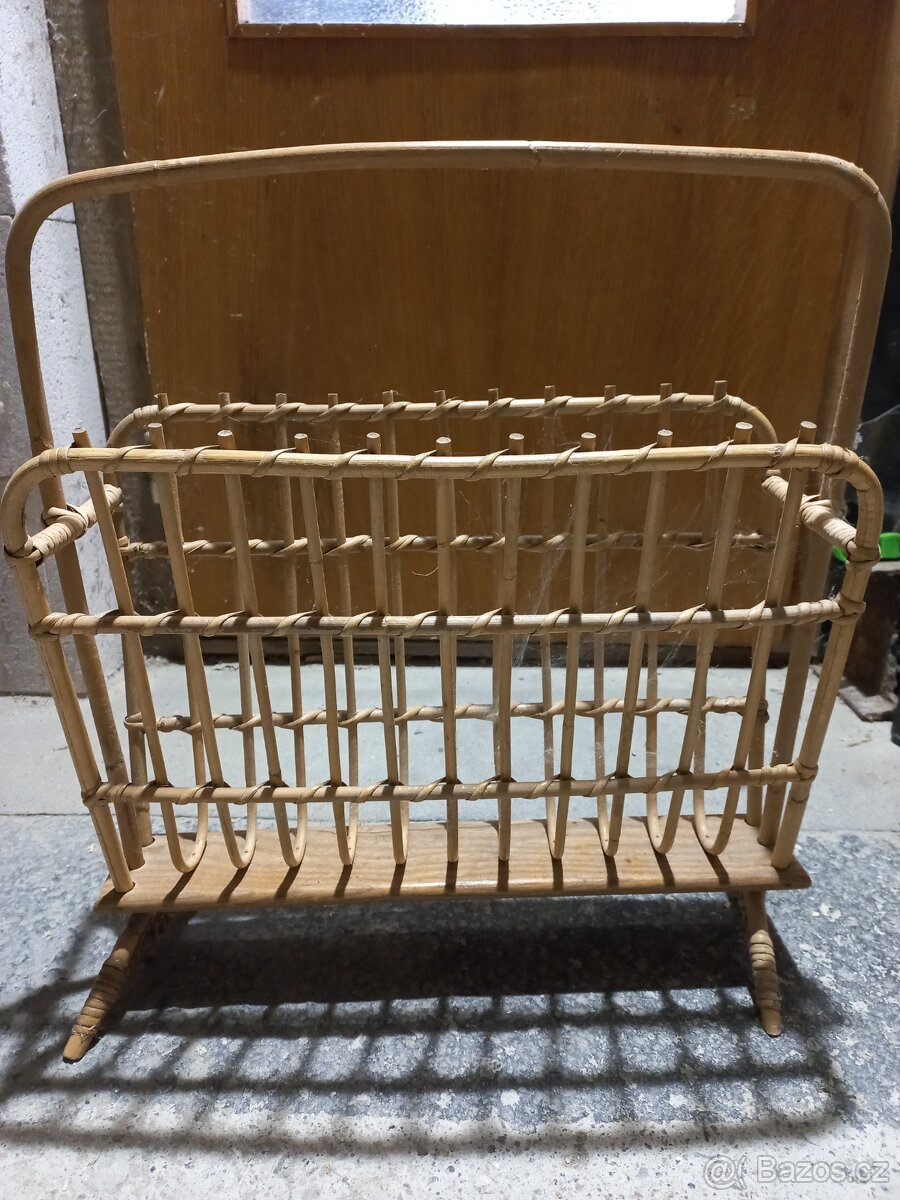 Retro stojan na noviny