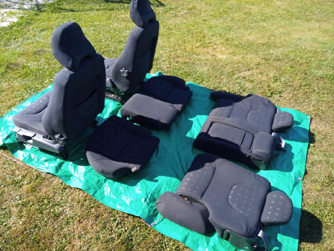 černé sedačky Volvo V70II (XC70) nebo také S60