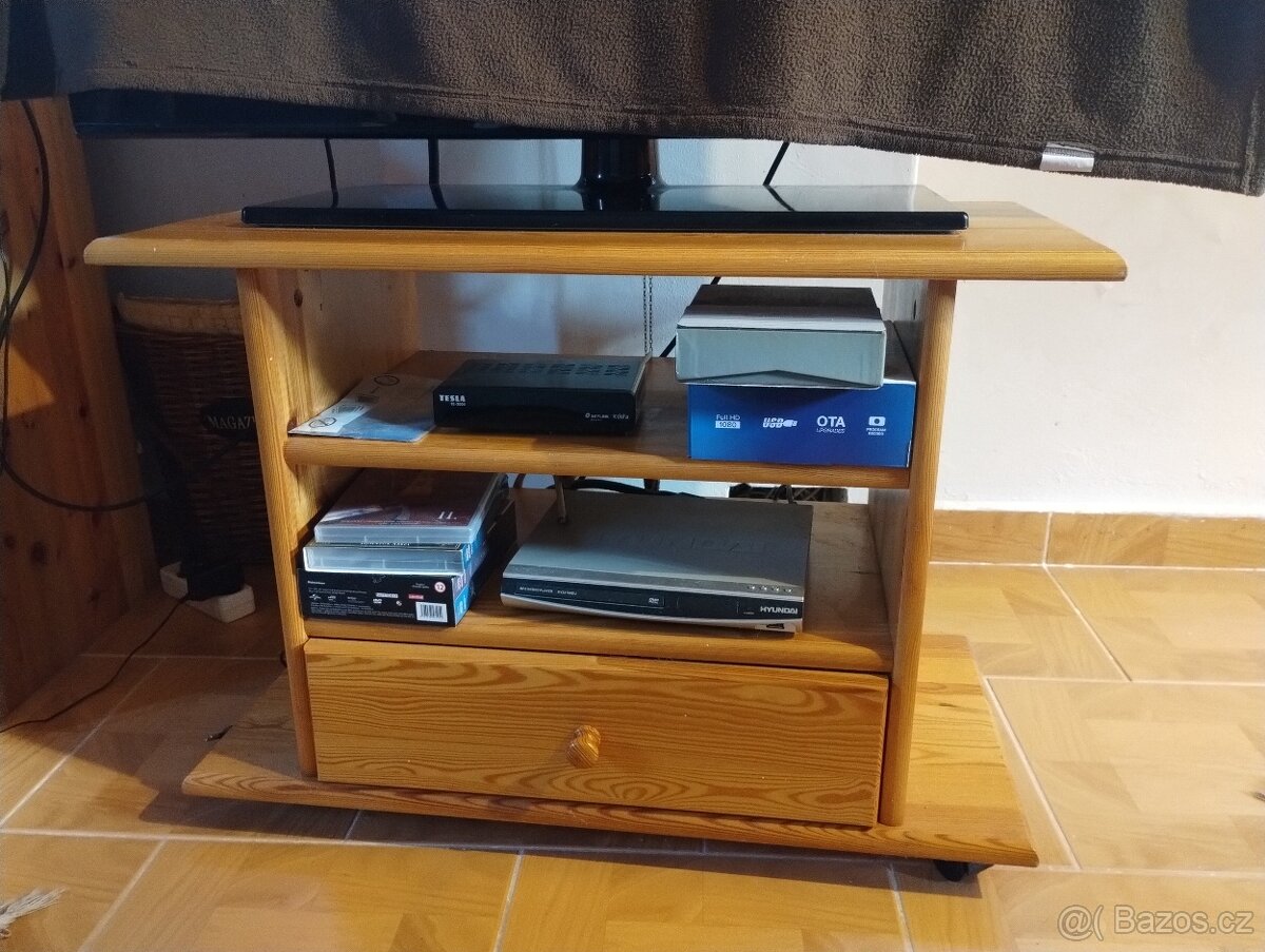 stolek pod TV, drevo