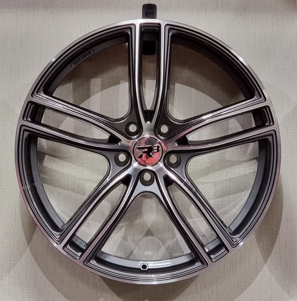 německá alu R3 WHEELS H01 8,5x20" 5x120 ET35 R20
