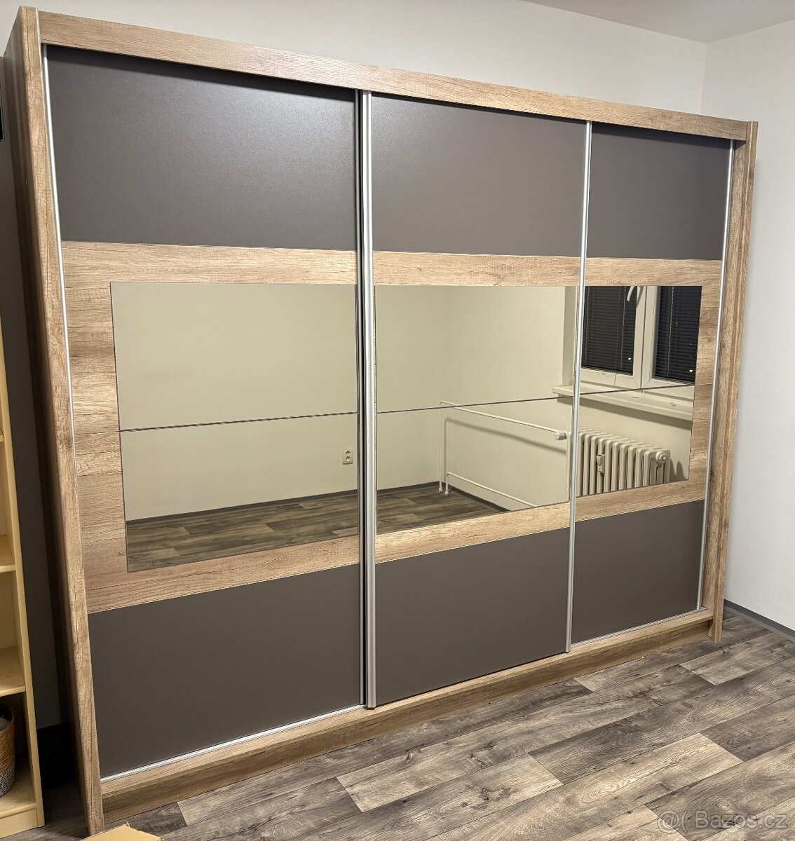 Šatní skříň se zrcadlem 248 x 61 cm