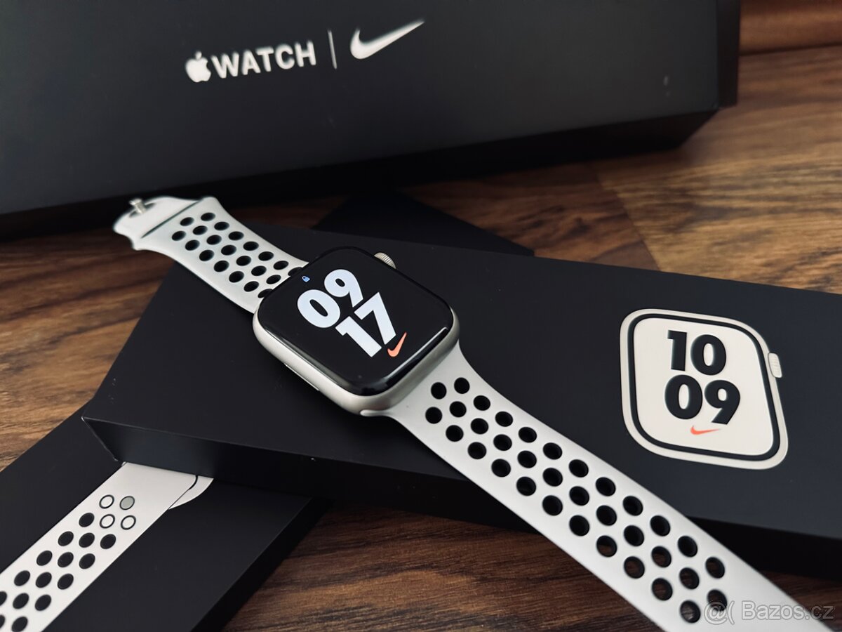  Apple Watch 7 silver 45 mm Nike series, top stav