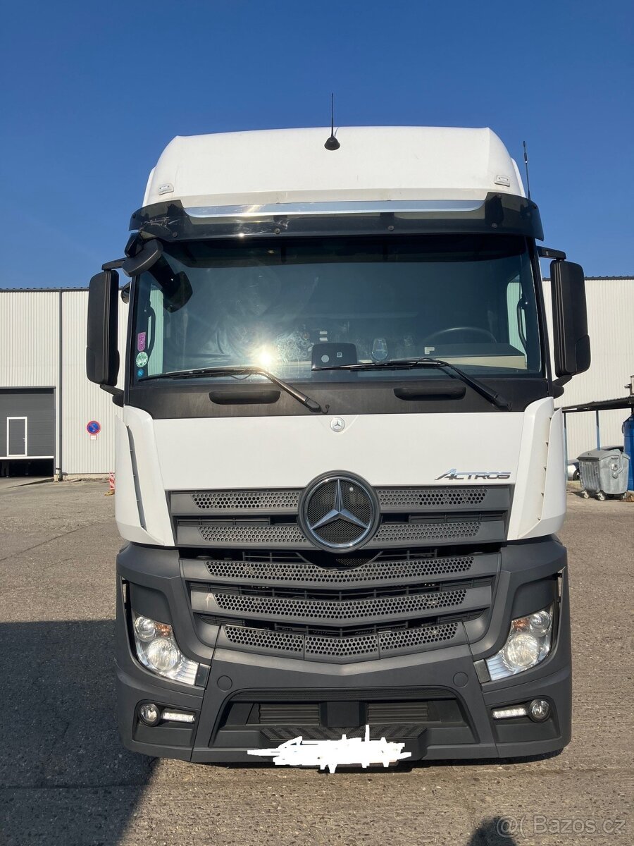 Mercedes s přívěsem PANAV