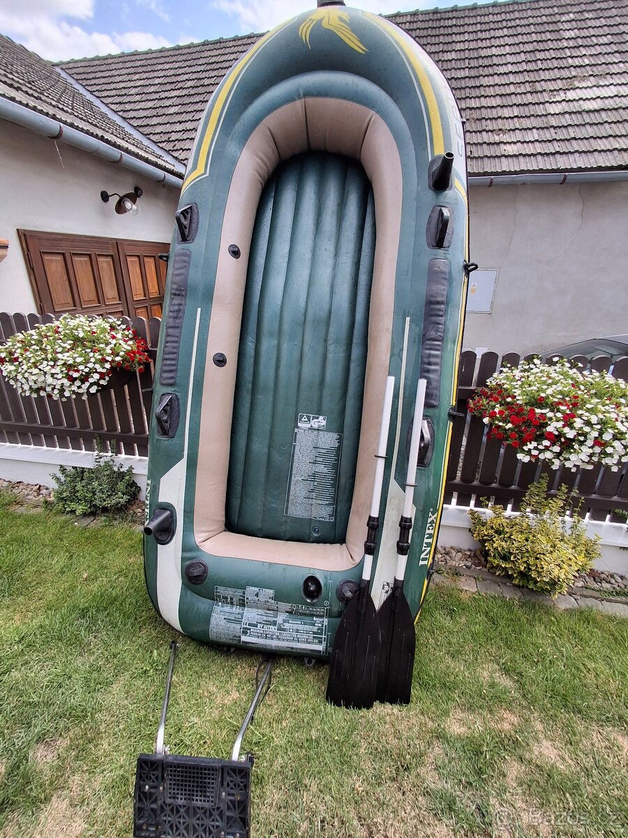 Člun s pádly a držákem na motor