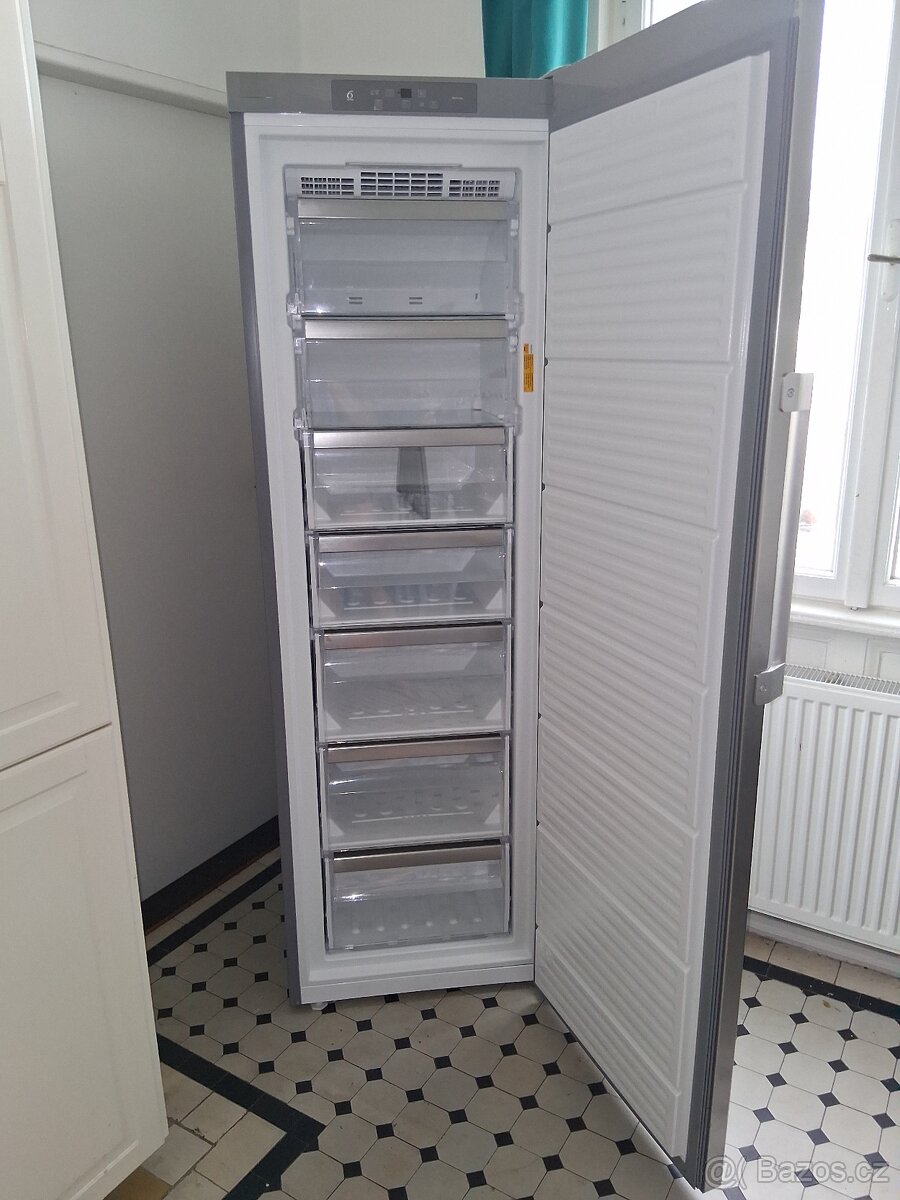 Mrazák Whirlpool UW8 F2C XBI N 2 Objem:	263 l