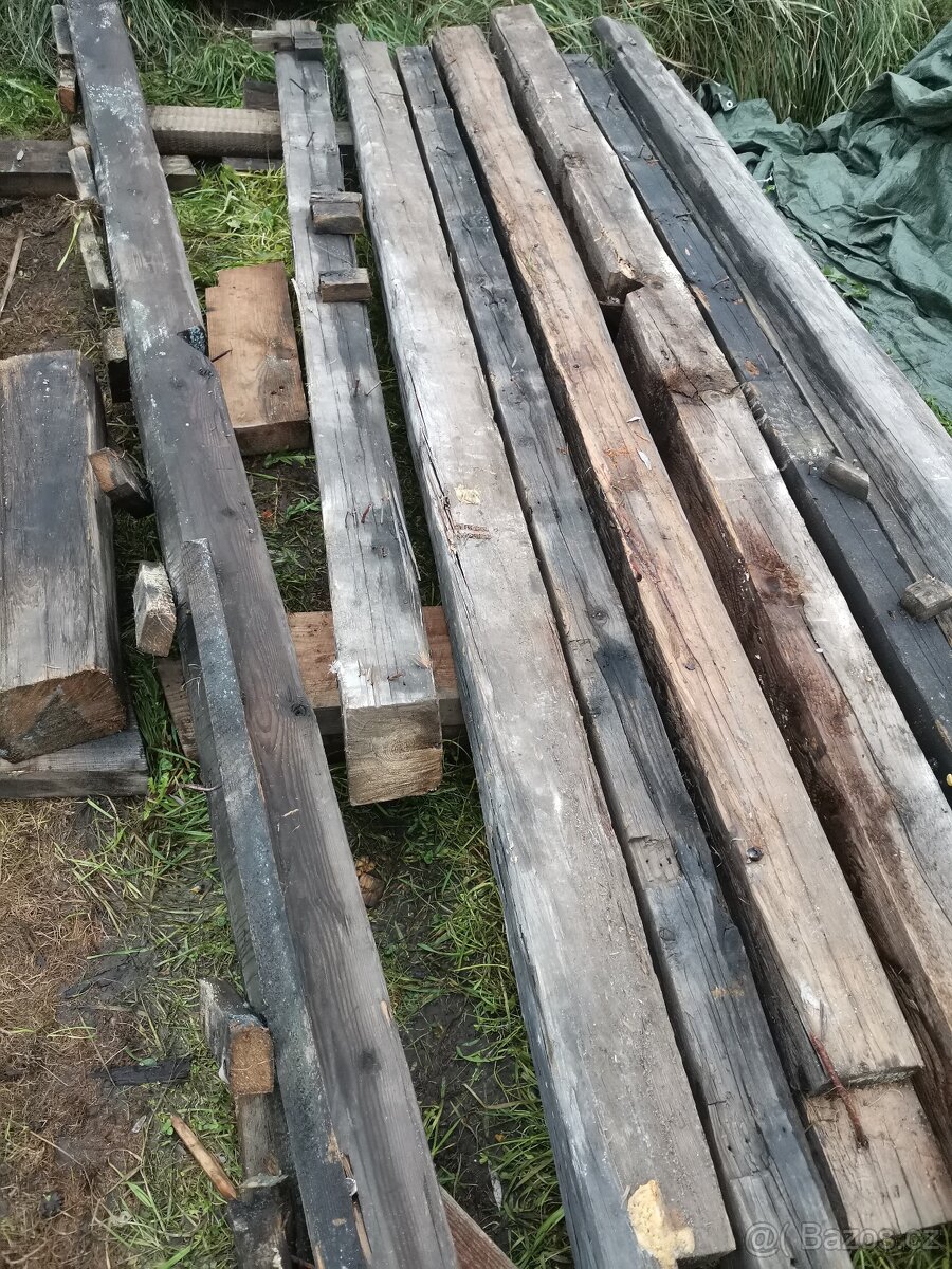 Staré dřevěné trámy