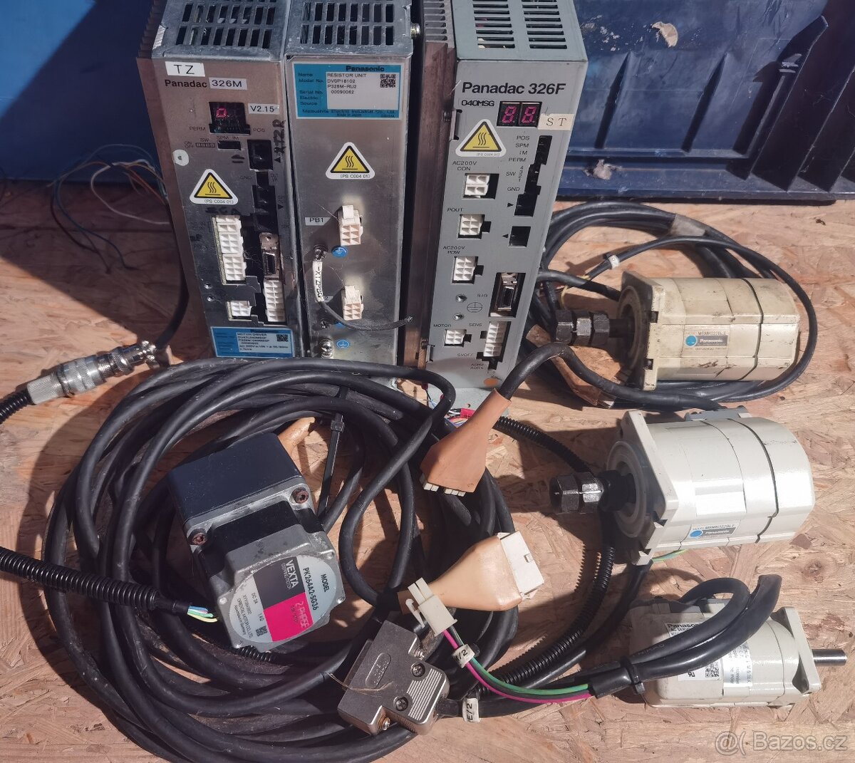 Prodám servopohony a krokový motor