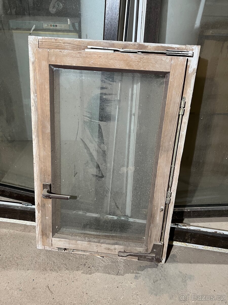 Drevene okno 88x58cm