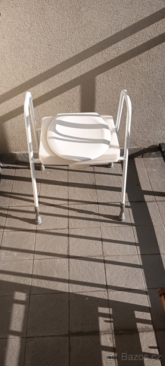 Vyvýšené WC sedátko s podpěrama