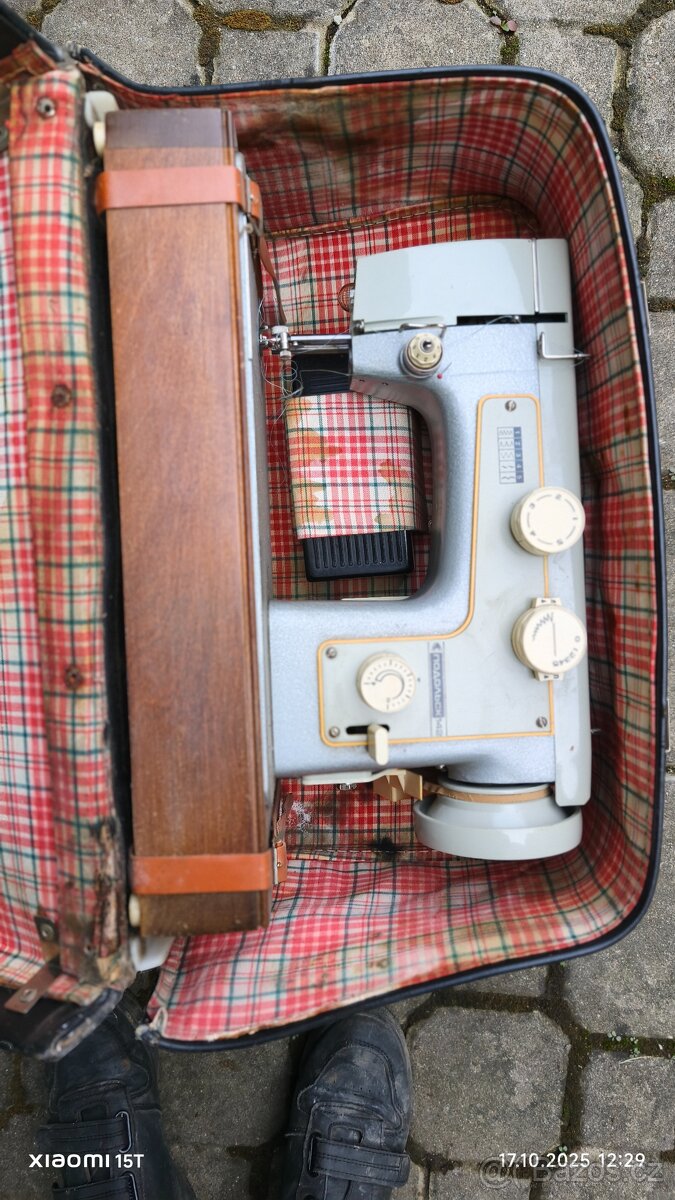 Podolský 142 kufříkový šicí stroj