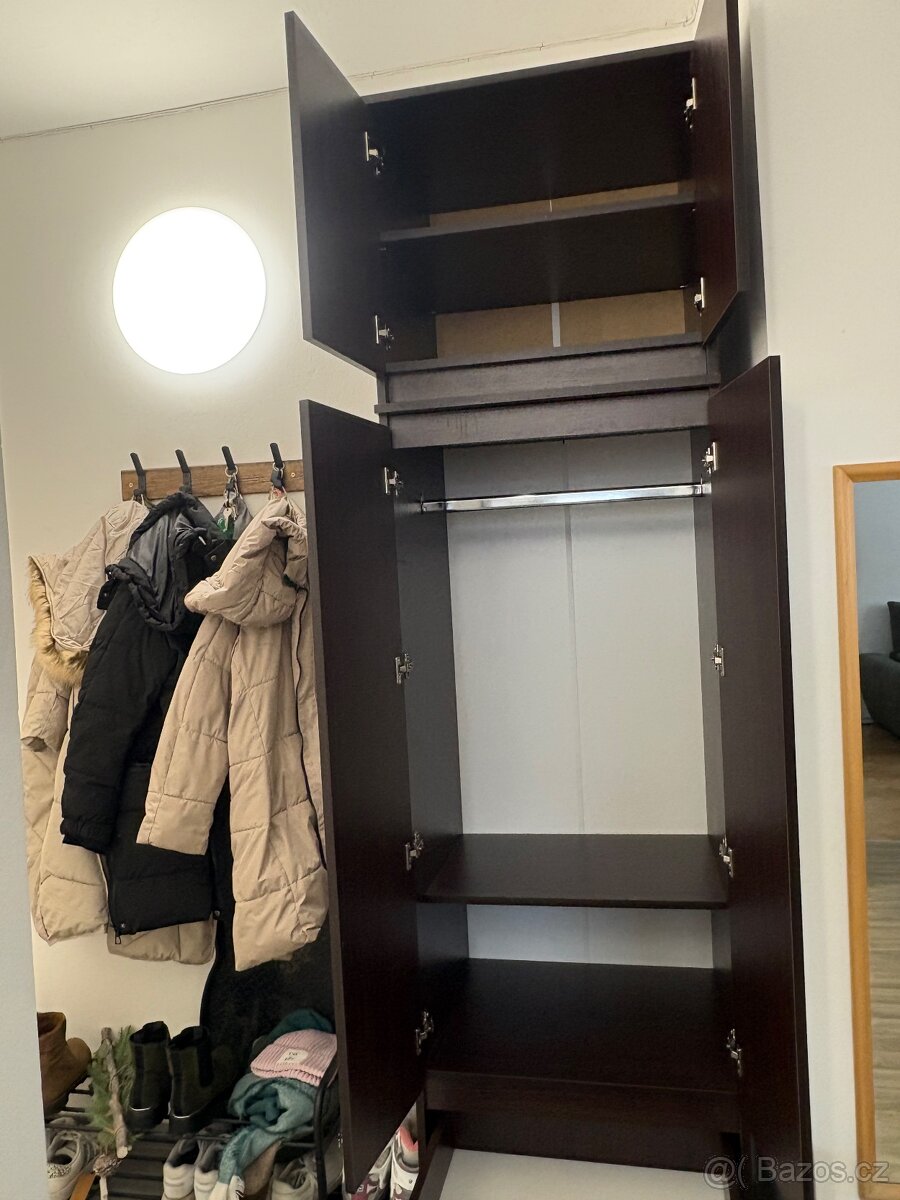 Předsíňová šatní skříň
