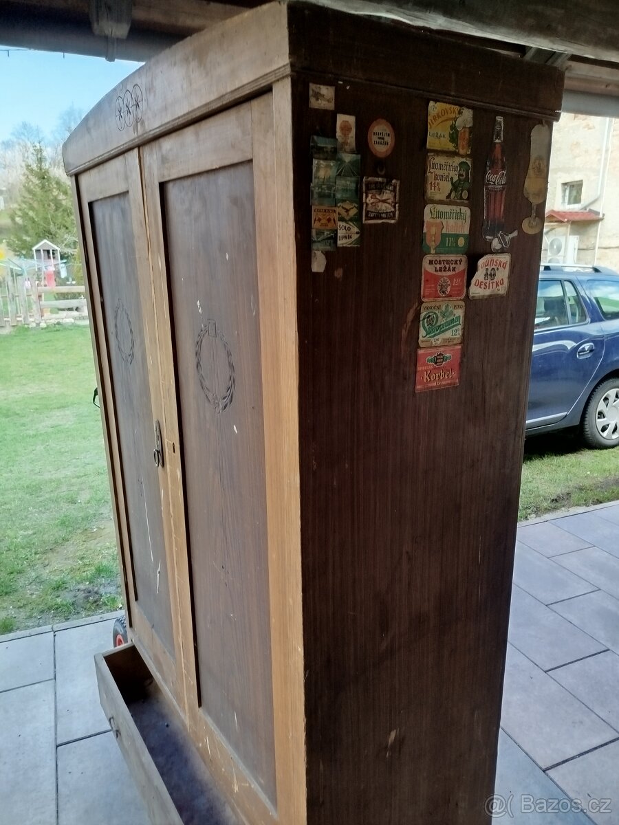 Stará dřevěná skříň