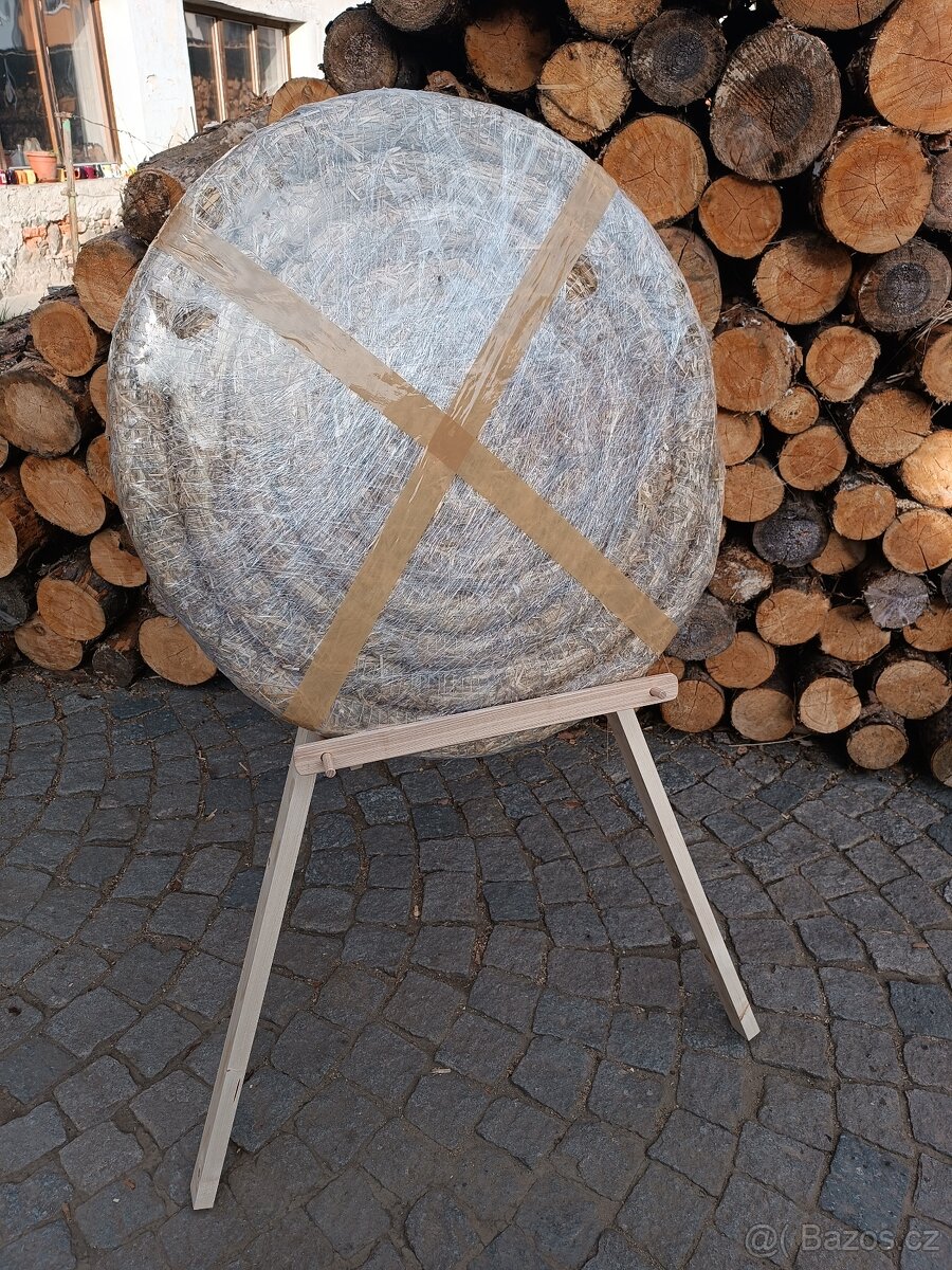 Slaměná terčovnice a stojan na terčovnici