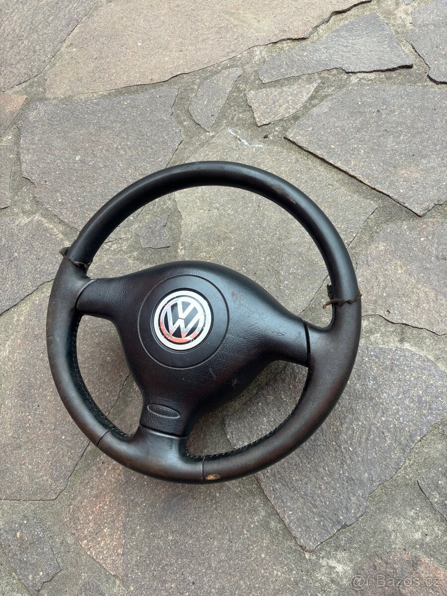 Tříramenný volant
