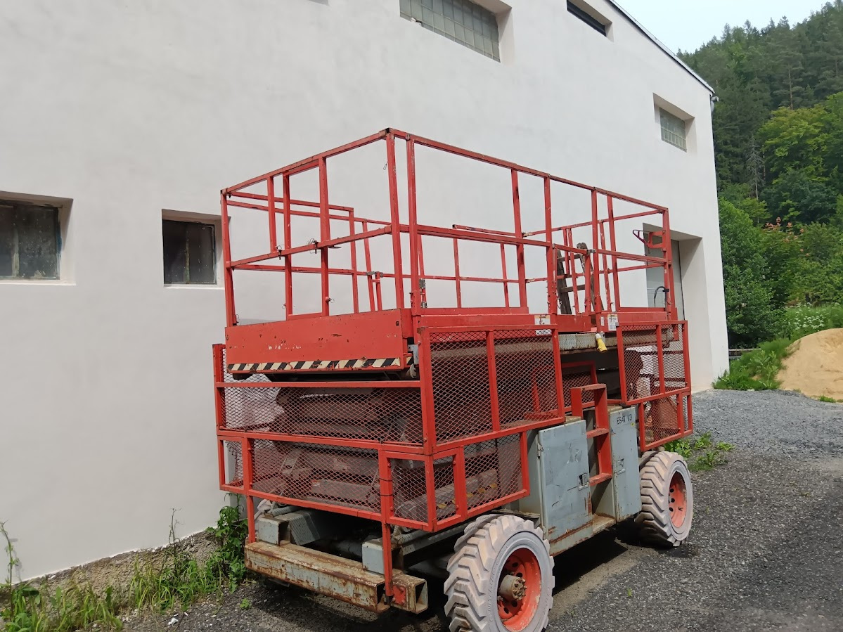 Nůžková montážní plošina Skyjack 12,5M -