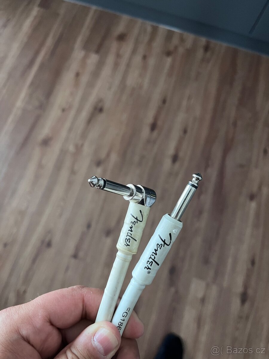 Prodám stojan na elektrickou kytar a kabel Fender