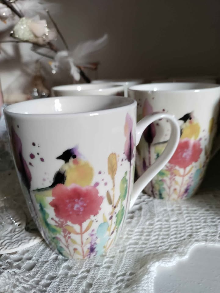 Porcelánový hrnek s květy a ptáčky