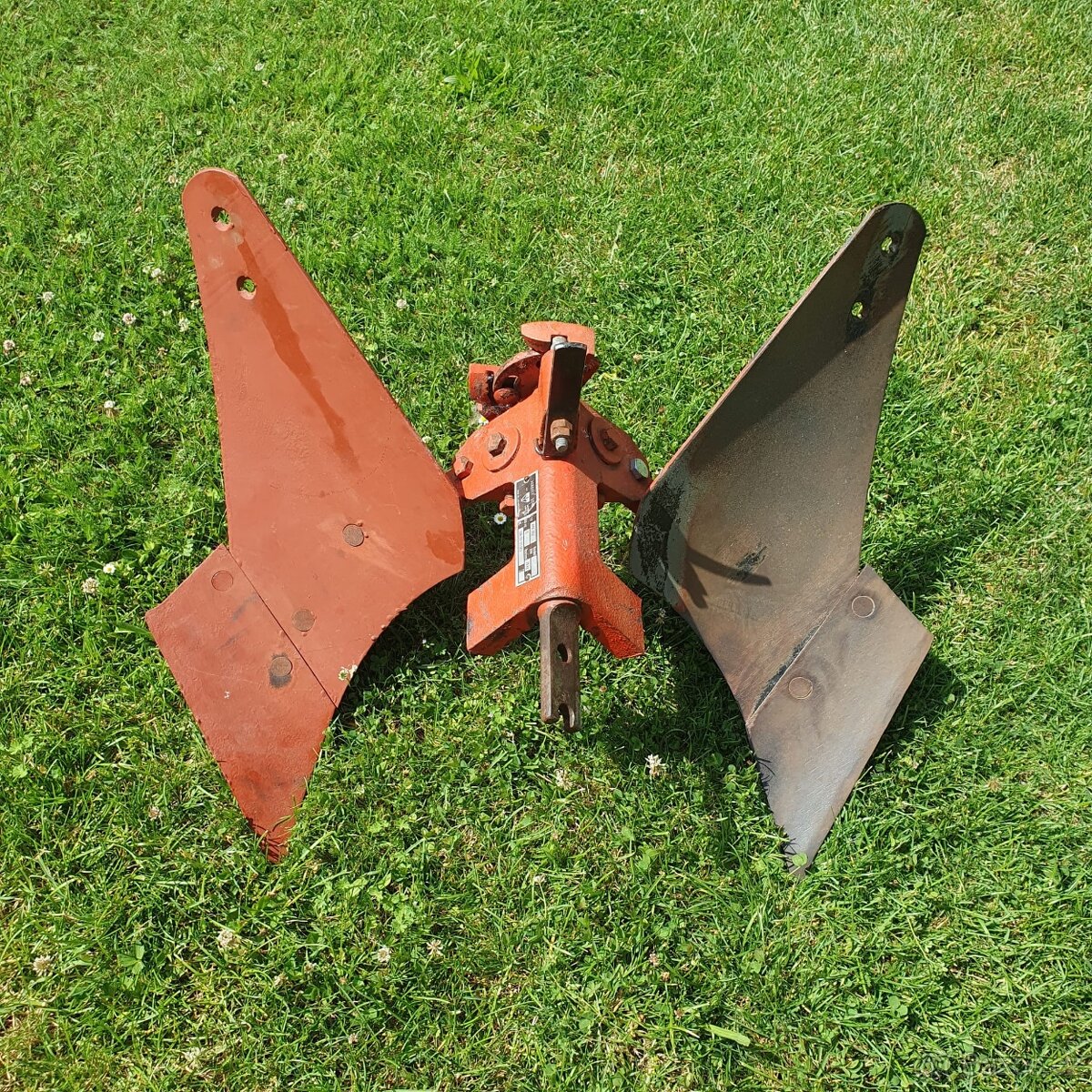 VARI TERA oboustranný pluh APH-352