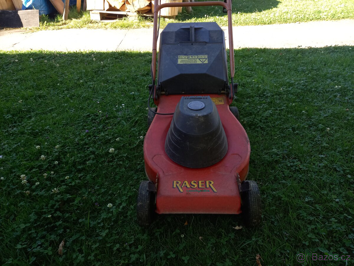 Elektrická sekačka na trávu.