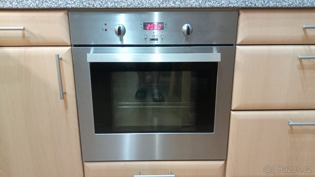 Horkovzdušná trouba Zanussi