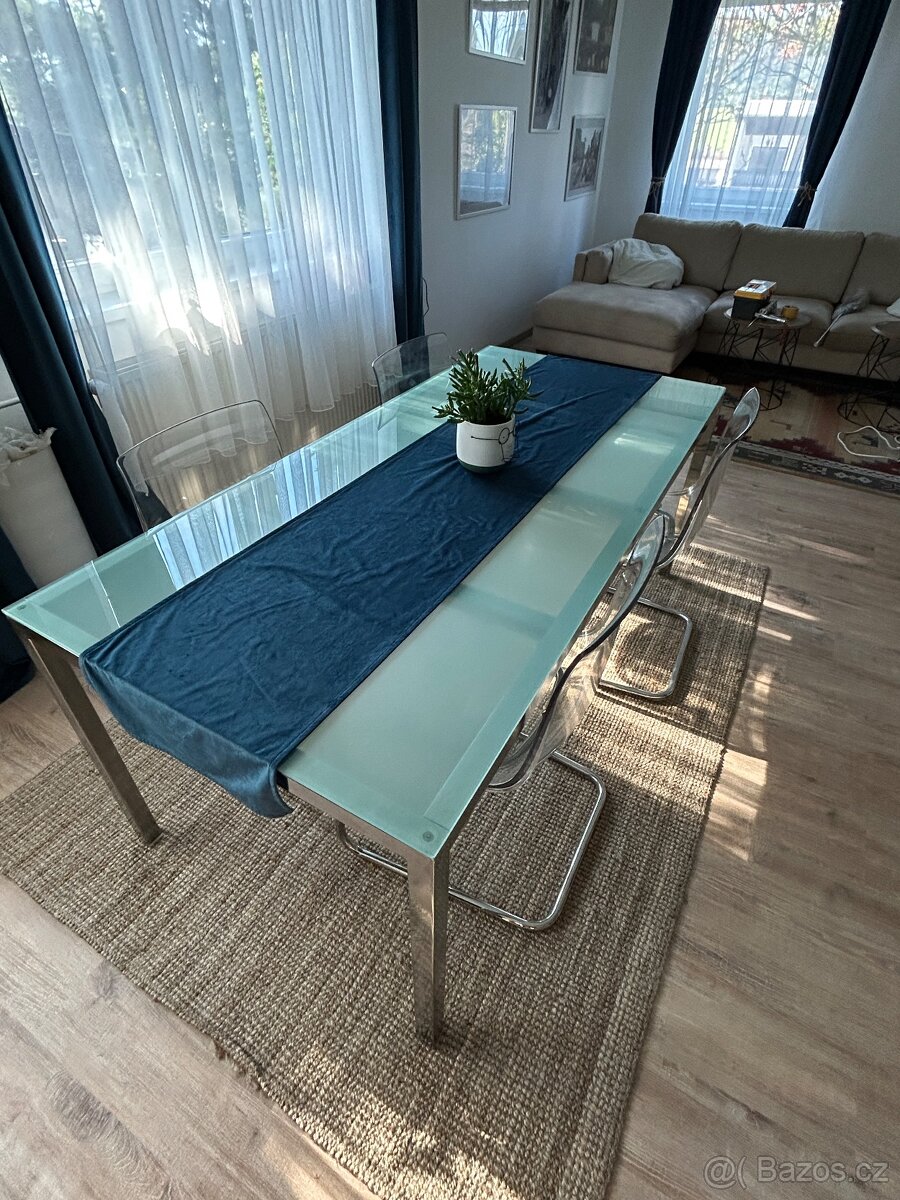 Jídelní stůl a židle