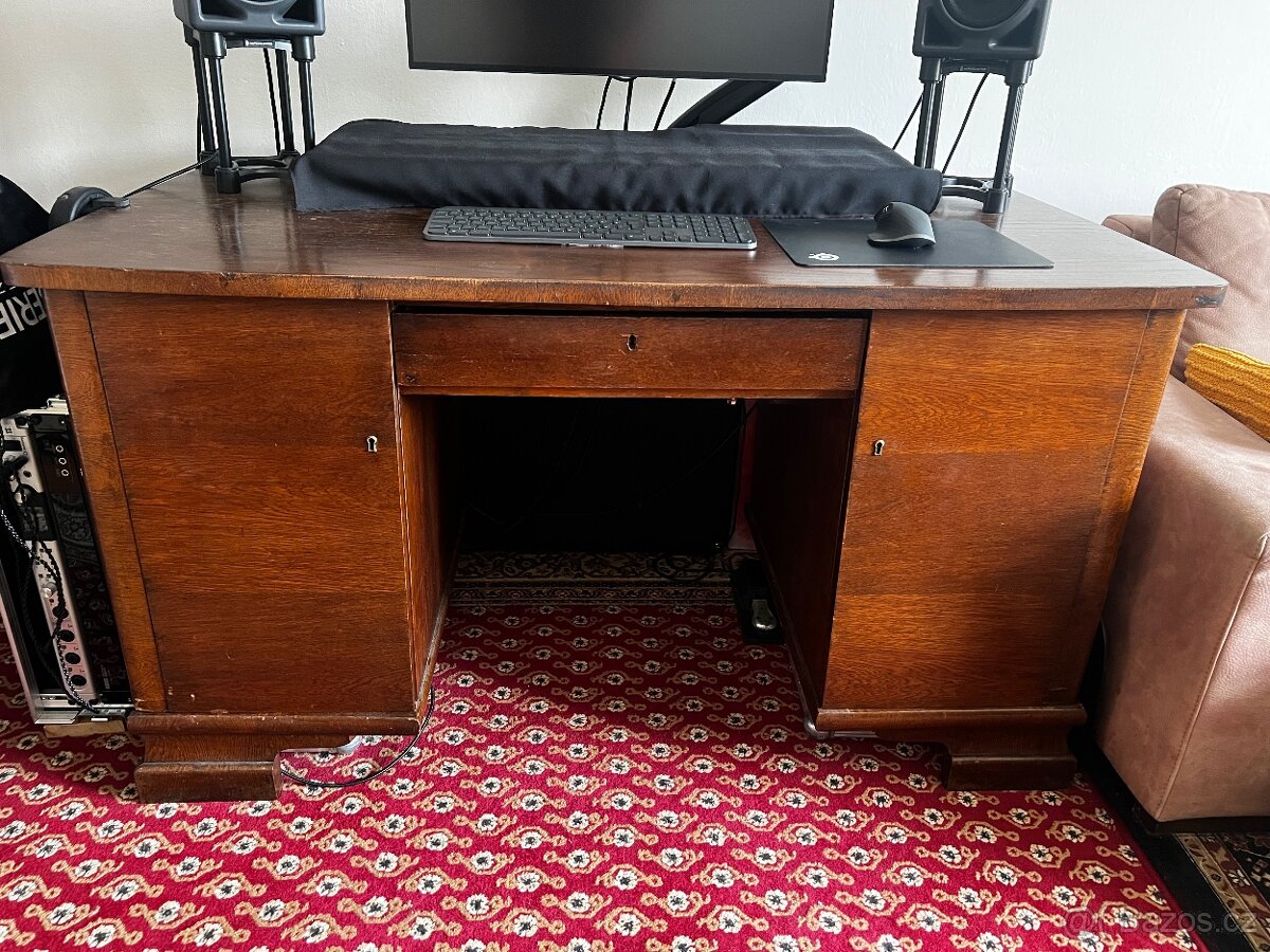Starožitný psací stůl