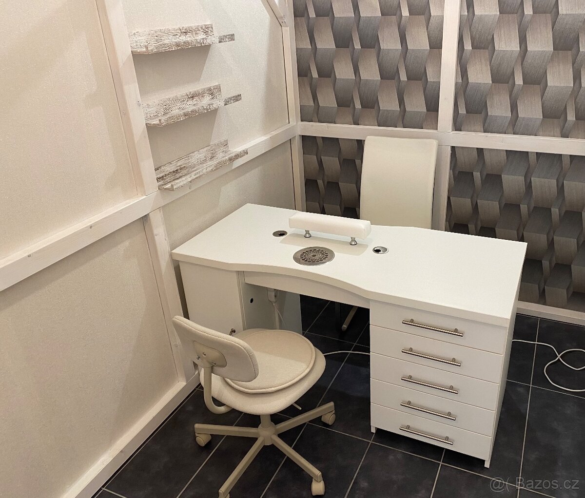 Manikurni stůl z odsáváním prachu