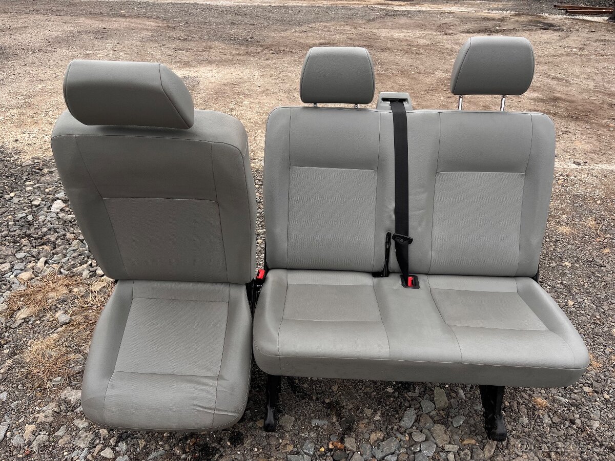 Druhá řada sedaček VW Caravelle T5
